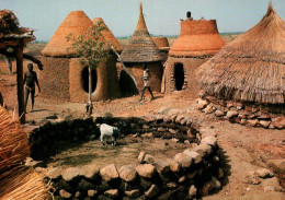 CPM - CAMEROUN - MOKOLO (Village) - Photo M.Huet - Edition Hoa-Qui - Camerun