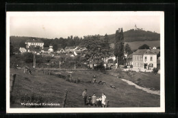 AK Karnabrunn, Ortsansicht Mit Bauernfamilie  - Sonstige & Ohne Zuordnung