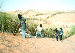 CPM - MAURITANIE - Sortie De NOUAKCHOTT - L'homme Défie Le Désert ... Photo R.Neumiller - Edition SOS Sahel - Mauritanie