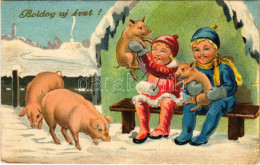 T2/T3 1938 Boldog Újévet / New Year Greeting Art Postcard, Children With Pigs (EK) - Unclassified