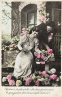 COUPLES - Couple Dans Le Jardin - Fleurs - Fantaisie - Carte Postale Ancienne - Couples