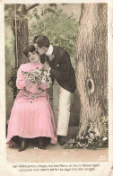 COUPLES - Homme Embrassant Sa Femme - Fleurs - Fantaisie - Carte Postale Ancienne - Coppie