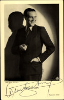 CPA Schauspieler Willy Fritsch, Standportrait, Zigarette, Autogramm - Attori