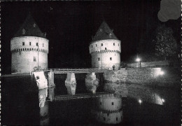 BELGIQUE - Courtrai Illumination - Vue Sur Les Tours De Broel - Pont - Vue Générale - Carte Postale Ancienne - Sonstige & Ohne Zuordnung