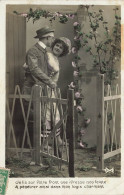 COUPLES - Femme Tenant Son Mari - Carte Postale Ancienne - Couples