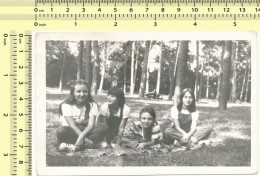 REAL PHOTO Group Kids Girls Sitting On Grass In Nature, Fillettes Assises Sur L'herbe, OLD SNAPSHOT - Anonymous Persons