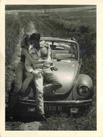 Couples - Homme Torse Nu - Automobiles - Photographie Ian Sanderson - CPM - Voir Scans Recto-Verso - Coppie