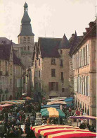 Marchés - Sarlat - Jour De Marché Place De La Liberté Et Clocher De La Cathédrale Saint Sacerdos - CPM - Voir Scans Rect - Märkte