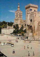 84 - Avignon - Le Palais Des Papes Et La Cathédrale Notre Dame Des Doms - Petit Train Touristique - Automobiles - CPM -  - Avignon