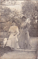 Carte Photo - Pose De Deux Jeunes Femmes Elegantes Avec Leur Ombrelle - Photographie