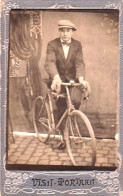 Photo Originale Collée Sur Carton - Cyclisme - Homme Posant Chez Le Photographe Avec Son Velo  - Format 11.0 X 7.0 Cm - Radsport
