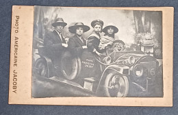 PHOTO CDV JACOBY / PHOTO-MONTAGE , FAMILLE DANS UNE AUTOMOBILE - Anciennes (Av. 1900)
