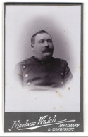 Fotografie Nicolaus Walch, Mettmann, Westfälischer Beamter In Uniform Mit Mustasch  - Métiers