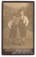 Fotografie Rudolf Ingber, Sonneberg I. Th., Zwei Junge Knaben In Tarcht Mit Lederhose  - Personnes Anonymes