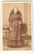 Fotografie Würthle & Spinnhirn, Salzburg, Junge Frau In Tracht Mit Schleife  - Anonymous Persons