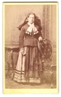 Fotografie Würthle & Spinnhirn, Salzburg, Dame In Salzburger Trachtenkleid  - Personnes Anonymes