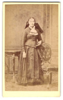 Fotografie Würthle & Spinnhirn, Salzburg, Dame In Tracht  - Anonymous Persons