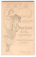 Fotografie Max Kühn, Kiel, Jägersberg 6, Jugendstil Frau Mit Lupe Und Bild In Der Hand  - Anonymous Persons