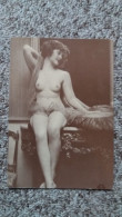 CPM REPRO REPRODUCTION PHOTO DE FEMME NUE NU 1900 ED LYNA 561/ 70 DOS PELLICULE ARRACHEE ASISE COUSSIN - Photographie