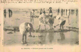 76 - Dieppe - Enfants Jouant Sur Le Sable - Animée - Scènes De Plage - Précurseur - CPA - Oblitération Ronde De 1902 - V - Dieppe
