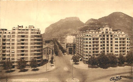 38 - Grenoble - Place Gustave-Rivet , Boulevard Gambetta , Au Fond, Le Néron Et Le Rachais - CPA - Voir Scans Recto-Vers - Grenoble