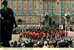 Royaume Uni - Londres - Changing The Guard At Buckingham Palace - CPM - UK - Voir Scans Recto-Verso - Buckingham Palace