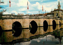 16 - Confolens - Le Pont-Vieux  - CPM - Voir Scans Recto-Verso - Confolens