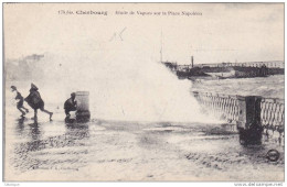 CPA  50 - CHERBOURG - Etude DeVague Sur La Place Napoléon - Cherbourg