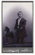 Fotografie C. Crosser, Limbach I. Sa., Kleines Mädchen Im Kleid Mit Schaukelpferd Und Topfhaarschnitt  - Anonieme Personen