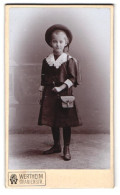 Fotografie Wertheim, Berlin, Oranienstr., Junges Mädchen Elli Zum Schulanfang Mit Ranzen Und Umhängetasche, 1910  - Anonieme Personen