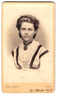 Fotografie Atelier Mayssi, Brünn, Junge Frau Richter Im Hellen Kleid Mit Halsband, 1872  - Anonieme Personen