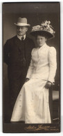 Fotografie Atelier Jensen, Kiel, Frau Im Weissen Kleid Mit Blumenhut Und Herr Im Dunklen Anzug Mit Hut  - Anonieme Personen