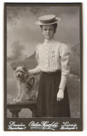 Fotografie Atelier Herzfeld, Leipzig, Junge Frau Mit Ihrem Hund Im Atelier  - Anonymous Persons