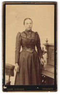 Fotografie Herm. Krausse, Treuen I. W., Junge Dame Im Dunklen Kleid Posiert Am Sekretär  - Anonymous Persons