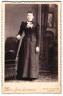Fotografie Miss Anny Lindquist, Chicago / IL., Amerikanische Dame Im Taillierten Kleid Mit Schleife  - Personnes Anonymes