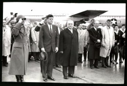 Fotografie Kucera & Vinek, Wien, US - Präsident John F. Kennedy Auf Dem Flughafen In Wien Vor Der Airforce One  - Célébrités