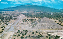 1 AK Mexiko * Avenue Of The Dead With The Pyramids Ot The Moon And Sun Right In Teotihuacán - UNESCO Weltkulturerbe * - Mexique