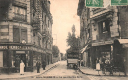 CPA 92 BOIS-COLOMBES - La Rue Charles Duflot (voiture De Livraison Des Galeries Lafayette - Tabac - Herboristerie) - Colombes