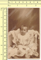 REAL PHOTO, Little Kid  Baby Girl Sitting On Vintage Chair Petit Fillette Bebe ORIGINAL - Personnes Anonymes