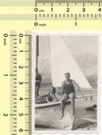 REAL PHOTO - Man And Swimsuit Woman On Sailboat On Beach Homme Et Femme Sur Voilier Sur Plage Old Snapshot - Personnes Anonymes