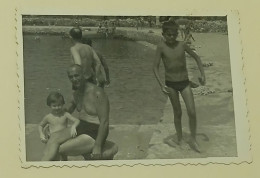 Little Girl, Boy And Man On The Beach - Personnes Anonymes