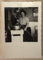 Portrait D’une Femme Cuisinant Cuisine Vintage Photo Snapshot  Vers 1950-1960 - Personnes Anonymes