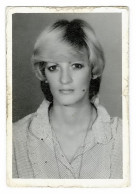 Portrait D'une Femme Aux Cheveux Courts Et Aux Grands Yeux Sombres, Photomaton, Photobooth, 6x4 Cm - Personnes Anonymes