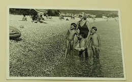 A Little Girl, Two Boys And A Woman On The Beach - Personnes Anonymes