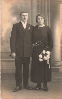 CARTE PHOTO - Couple - Femme Tenant Un Bouquet - Carte Postale Ancienne - Photographie
