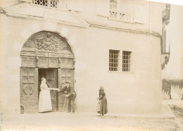 290524B - PHOTO ANCIENNE - 81 TARN GAILLAC Personnes âgées Devant Porte Sculptée - Gaillac