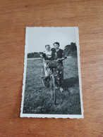 566 //  PHOTO  ANCIENNE 11 X 7 CMS /  FEMME ET ENFANT EN VELO - Personnes Anonymes