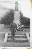 Original Amateur Photo - November 1939 - Erlon -Soldat Ensemble  Monument Aux Morts. - Personnes Anonymes