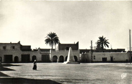 OUARGLA Place Flatters Et Le Monument Aux Morts  RV - Ouargla