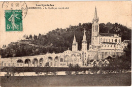 In 6 Languages Read A Story: Lourdes. Le Pic Du Jer Et La Basilique. Vue De Côté. L'Esplanade. Peak Of And The Basilica - Lourdes